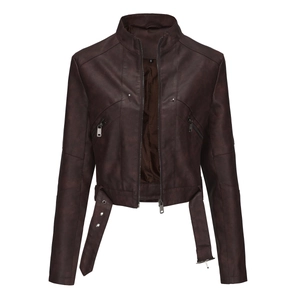 Detailansicht der braunen Bikerjacke mit Metallreißverschlüssen und Gürtelschnalle