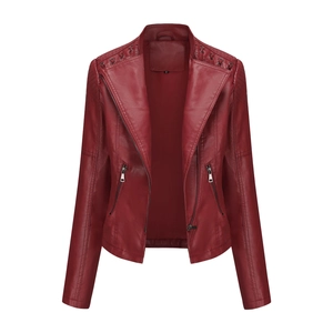 Detailansicht der dunkelroten Kunstleder-Bikerjacke mit asymmetrischem Reißverschluss