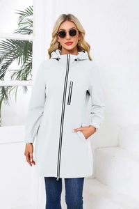 Detail der hellgrauen Outdoor-Windjacke mit kontrastierenden schwarzen Reißverschlüssen