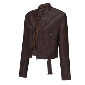 Nahaufnahme der dunkelbraunen Bikerjacke aus PU mit Reißverschluss und verstellbarem Gürtel