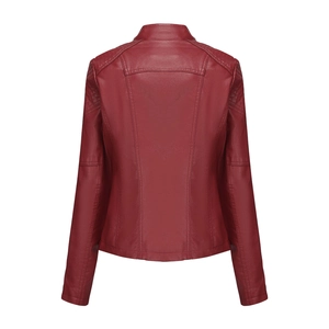 Rückansicht der dunkelroten Kunstleder-Bikerjacke mit Stehkragen und Ziernähten