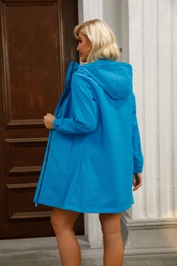 Rückansicht der langärmeligen Outdoor-Windjacke mit Kapuze in hellem Königsblau
