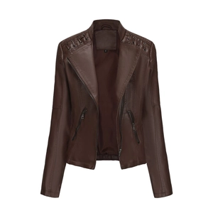 Detail einer dunkelbraunen Lederjacke mit Stehkragen und Metall-Reißverschlusstasche