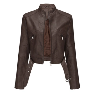 Detail der dunkelbraunen Kunstleder-Motorradjacke mit Metallreißverschluss und Gürtelschnalle