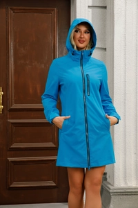 Details des blauen wasserfesten Windbreakers mit Kapuze, Zippern und Klettverschluss