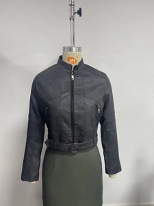Detailansicht der dunkelgrauen Kunstleder-Motorradjacke mit Metallschnallengürtel und Reißverschluss