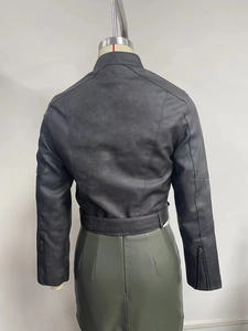 Rückansicht einer schwarzen Kunstleder-Bikerjacke mit Stehkragen und verstellbarem Taillengürtel