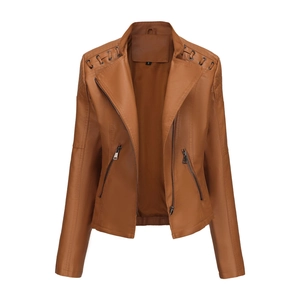 Detail der karamellbraunen PU-Leder Bikerjacke mit Metallösen und Steppnähten an der Schulter
