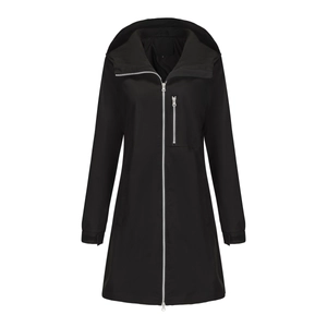 Detail der schwarzen wasserdichten Windjacke mit Metallreißverschluss und Tasche