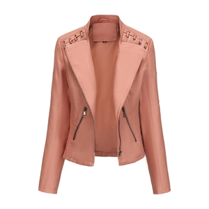 Detailansicht der rosa Bikerjacke aus Kunstleder mit Steppungen und Metallösen-Dekor