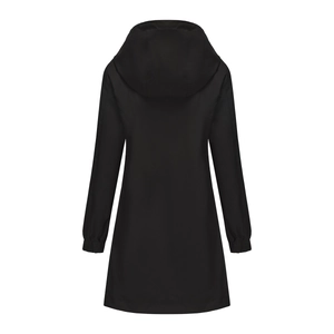 Rückansicht einer schwarzen Windjacke mit Kapuze, langen Ärmeln und elastischen Bündchen