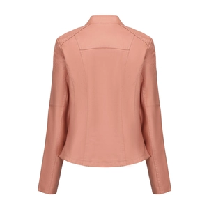 Rückansicht der rosa Kunstleder-Bikerjacke mit gesteppten Details und Stehkragen für Damen