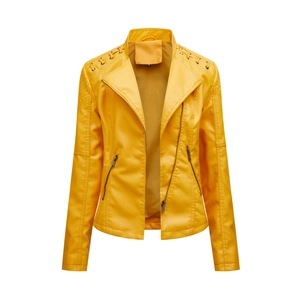 Detail einer hellgelben, eng anliegenden Kunstleder-Bikerjacke mit asymmetrischem Reißverschluss