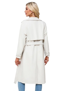 Achteraanzicht van een lange witte oversized trenchcoat met riem en klassieke revers dames
