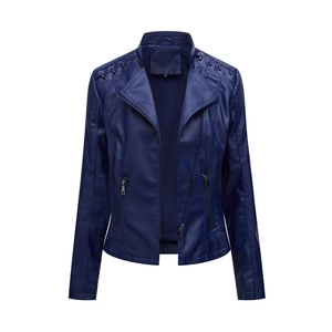 Detail einer dunkelblauen Kunstlederjacke mit Steppmuster an der Schulter und Reißverschluss