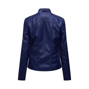 Detailansicht der Rückseite der dunkelblauen Kunstlederjacke mit Steppmuster und schmaler Form