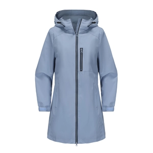 Detailansicht der wasserabweisenden Outdoor-Jacke mit verstellbaren Bündchen und Taschen