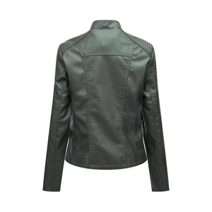 Rückansicht der dunkelgrünen PU-Lederjacke mit Rautensteppung und schmaler Passform