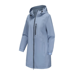 Detail der hellblauen wasserdichten Windjacke mit Kapuze, Brustzipper und Klettbündchen