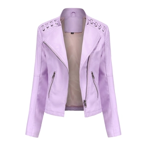 Detail der lila PU-Lederjacke mit Metallösen-Schnürung an den Schultern und Silber-Reißverschluss