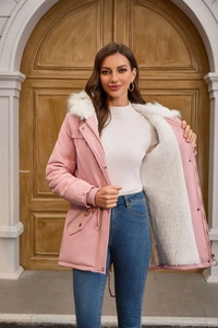 Detail eines rosa Parkas mit weißem Kunstpelzfutter und Kordelzug an der Taille