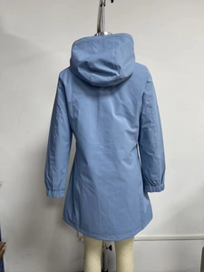 Rückansicht des nebelblauen Windbreakers mit Kapuze und wasserabweisendem Material