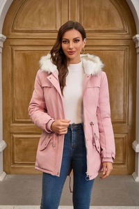 Detail eines rosa Winterparkas mit weißem Kunstfellbesatz und verstellbarer Taille