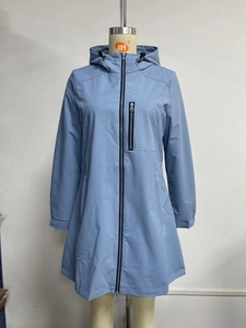 Detailaufnahme der hellblauen Windjacke mit Brusttasche und verstellbaren Klettverschlussbündchen