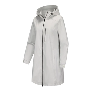 Detail der Outdoor-Windjacke mit wasserdichtem Stoff und Reißverschlusstasche an der Brust