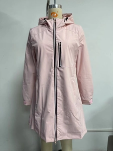 Detail der hellrosa wasserdichten Windjacke mit Klettbündchen und einer Reißverschlusstasche