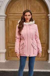 Rosa Winterparka für Damen mit weißem Kunstfellbesatz und verstellbarem Taillenzug