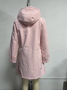 Rückansicht eines hellrosa Kapuzen-Windbreakers mit elastischen Bündchen und wasserfestem Stoff
