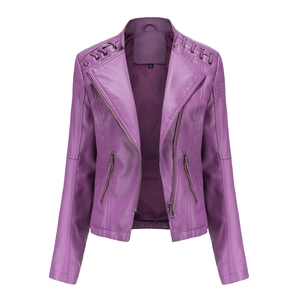 Detailaufnahme der lila PU-Lederjacke mit Metallösen und gesteppter Textur