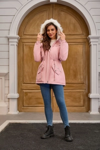Detail eines rosa Parkas mit weißem Kunstfellbesatz und verstellbarem Taillenzugband