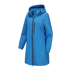 Detail der winddichten Kapuze und des Reißverschlusses an der blauen Outdoor-Jacke