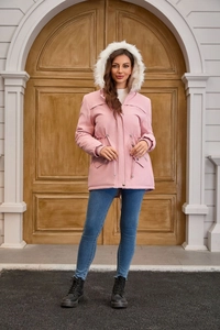 Rosa Winterparka für Damen mit weißem Kunstfellkapuze und Taillenkordelzug-Detail