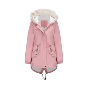 Detailaufnahme rosa Parka mit weißem Pelzbesatz, Fleece-Futter und Kordelzug an der Taille