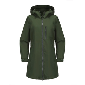Details des dunkeloliven Windbreakers mit wasserdichten Reißverschlüssen und Kapuze