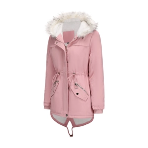 Detail eines hellrosa Winterparkas mit Kunstfellkapuze und warmem Fleece-Futter