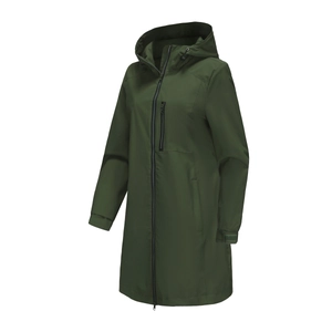 Details einer armee grünen wasserdichten Jacke mit Reißverschlusstasche und Bündchen