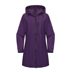 Detail der lila Windjacke mit verstellbarer Kapuze und Brusttasche mit Reißverschluss