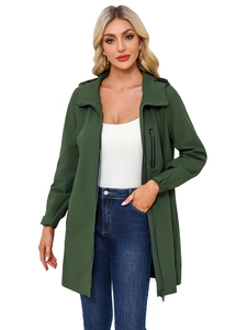 Dunkelgrüner Damen-Windbreaker mit Kapuze, Reißverschluss und Taschen auf weißem Hintergrund