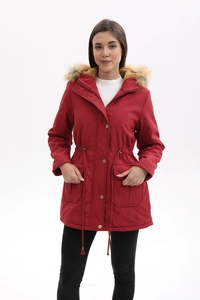 Détail de la parka rouge avec capuche en fourrure, taille ajustable et boutons en métal