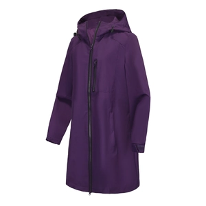 Detail der wasserdichten Outdoorjacke mit Kapuze und einer Reißverschluss-Brusttasche