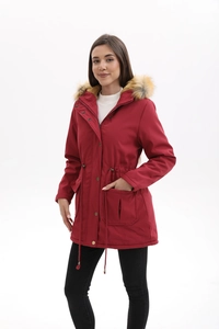 Détail de la parka d'hiver rouge avec cordon de serrage à la taille et capuche en fausse fourrure