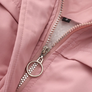 Nahaufnahme des rosa Parkas mit silbernem Ringreißverschluss und weißem Fleece-Futter