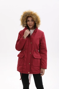 Détail de la parka rouge avec capuche à col en fourrure et cordon de serrage à la taille