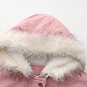 Detail des rosa Parkas mit flauschigem Kunstpelz an der Kapuze und warmem Fleecefutter