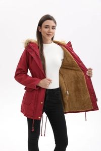 Détail de la parka rouge avec garniture en fausse fourrure et doublure polaire épaisse