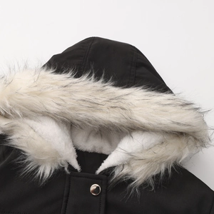 Detailaufnahme der Winterparka-Kapuze mit Pelzbesatz und weichem weißem Fleece-Futter